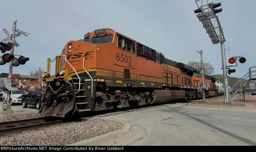 BNSF ES44C4 6503 and BNSF ET44C4 3818